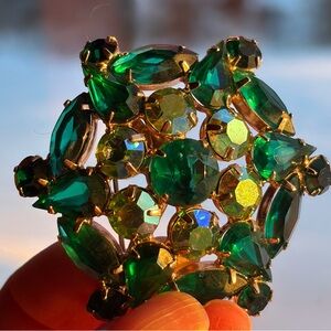 1960s elegant, sparkling emerald green brooch pin